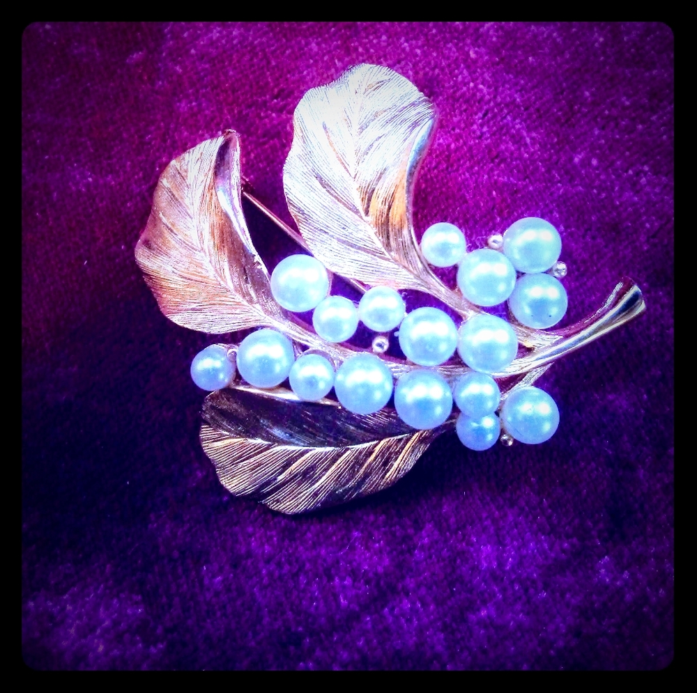 Vintage Gold tone and faux pearl brooch